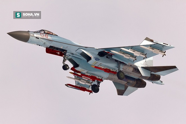 
Su-35 với cấu hình vũ khí làm nhiệm vụ tiêm kích phòng không, chiếm ưu thế trên bầu trời.

