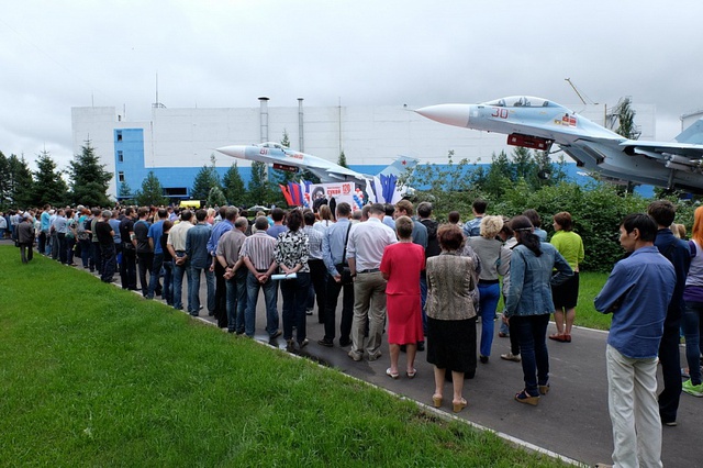 
Chiếc Su-30M2 số hiệu 30 (đỏ) được trưng bày tại buổi lễ. Ảnh: KnAAPO.
