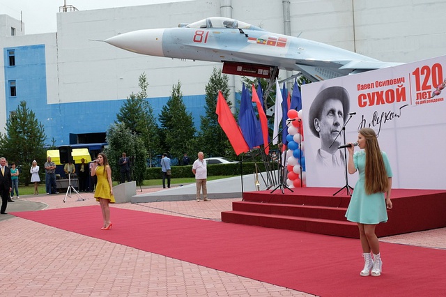 
Chiếc Su-27SM số hiệu 81 (đỏ) được trưng bày tại buổi lễ. Ảnh: KnAAPO.

