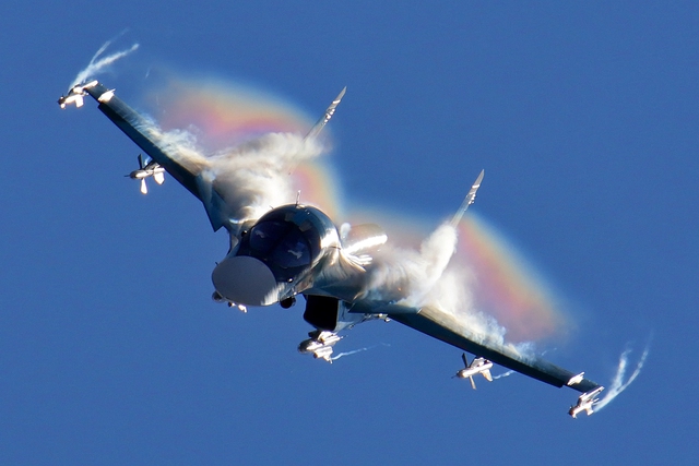 
Su-34 có thể mang được nhiều loại vũ khí không đôi đất, đối hạm và đối không hiện đại.
