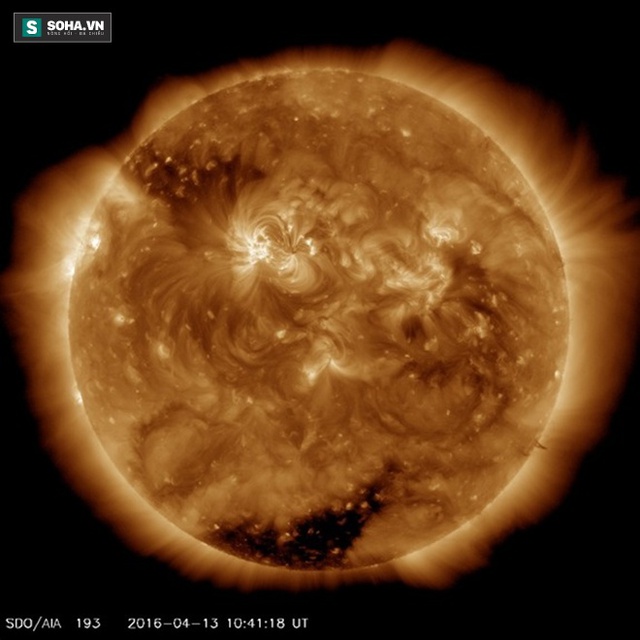 
Hình ảnh Mặt Trời được NASA chụp ngày 13/4. Tính đến nay, Mặt Trời mới đi được nửa vòng đời của nó sau 4,5 tỷ năm cháy sáng liên tục
