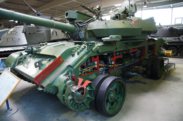
Thay đổi cơ bản giữa T-55AM2 với T-55 nguyên bản là xe được bổ sung giáp phụ quanh tháp pháo cũng như diềm chắn xích...
