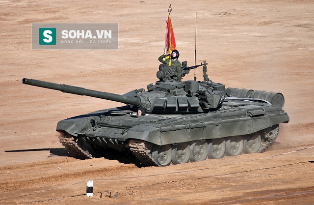 
Xe tăng T-72B3 với 2 thùng nhiên liệu lộ thiên ngoài xe.
