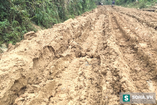 
Theo tìm hiểu của PV, con đường từ xã Nậm Càn đến xã Na Ngoi chưa đầy 10km được huyện Kỳ Sơn đổ nhựa cách đây 8 tháng với kinh phí trên 5 tỷ đồng. Thế nhưng hiện này, hiện trạng đường đã... nát như tương.
