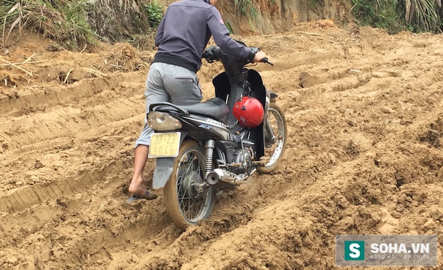 
Có đoạn đường từ Đồn Biên phòng cửa khẩu Nậm Càn vào đến trung tâm UBND xã Na Ngoi dài chưa đến 10km nhưng chúng tôi cũng đã phải mất hơn 2 giờ đồng hồ mới có thể vượt qua được bằng xe máy.
