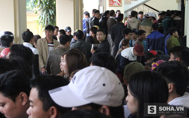 
Phòng Quản lý xuất nhập cảnh Nghệ An phải huy động 100% lực lượng với 38 cán bộ nhân viên “căng mình” làm thủ tục cho người dân.
