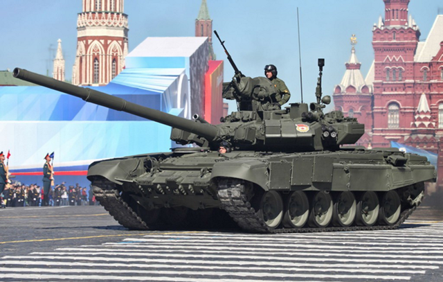 
Nga đang phát triển xe tăng T-14, nhưng họ đã có một loại xe tăng tuyệt vời là T-90. Tại chiến trường Syria, T-90 vẫn sống sót trước cú tấn công trực diện của tên lửa chống tăng TOW.

T-90 sử dụng pháo chính 125 mm nạp đạn tự động, giáp phản ứng nổ. Xe tăng có thể phóng tên lửa chống tăng từ pháo chính.
