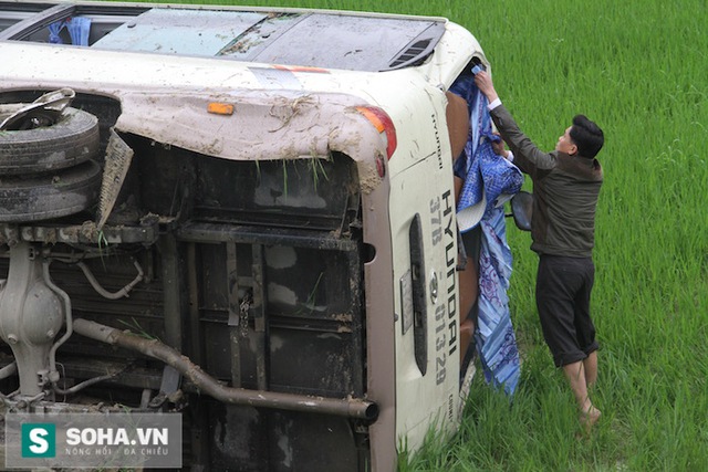 
Người nhà xe thu dọn đồ cho hành khách.
