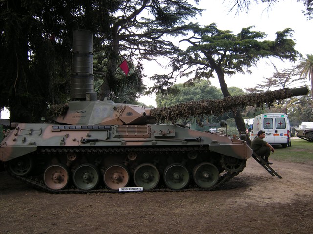 
Xe tăng hạng trung TAM (Tanque Argentino Mediano) trong quân đội Argentina.
