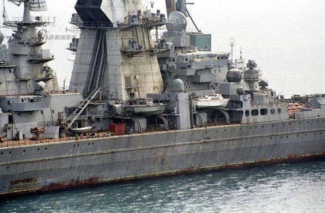 
Tàu tuần dương tên lửa chạy bằng năng lượng hạt nhân Đô đốc Lazarez bị loại biên chế năm 1999 và có kế hoạch tháo dỡ nhưng thiếu kinh phí nên rỉ sét, tàn tạ thảm thương.
