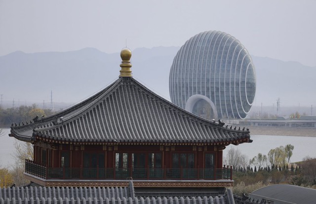 
Khách sạn Sunrise Kempinski hình tròn như mặt trời lên, tượng trưng cho nền kinh tế Trung Quốc đang phát triển nhanh. Lối vào hình miệng cá, tượng trưng cho sự thịnh vượng.
