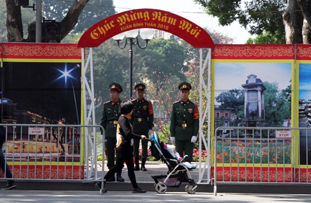 Lực lượng bảo vệ khu vực đặt dàn pháo hoa đêm giao thừa (Ảnh: CAND)