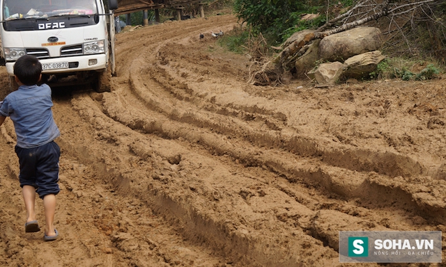 
Cả tuyến đường chỉ dài chừng 50km, nhưng hơn nửa đã bị ngập ngụa trong bùn đất.
