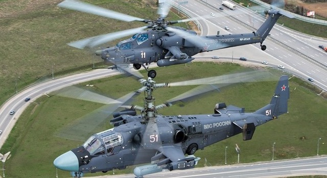 
Cặp đôi trực thăng tiến công tiên tiến Ka-52 (gần) và Mi-28N của Nga.
