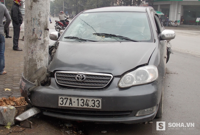 
Chiếc xe bị vỡ nát phần đầu sau tai nạn.
