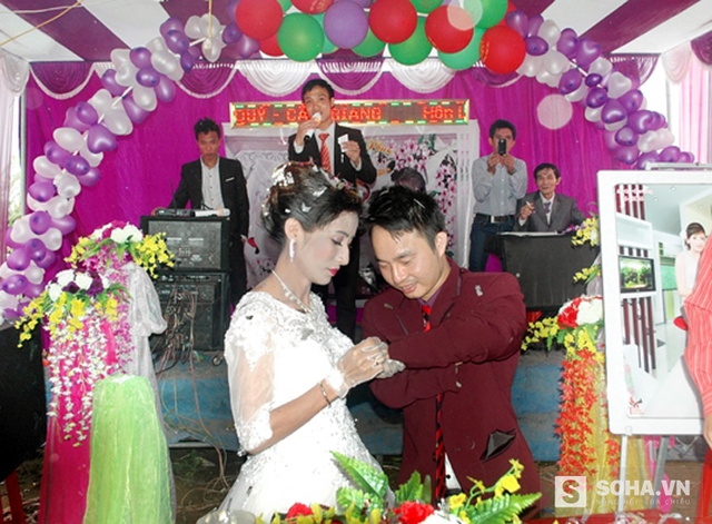 
Đám cưới của anh Quý và chị Giang được ví như chuyện tình của chú lùn xứ Nghệ và nàng bạch tuyết.
