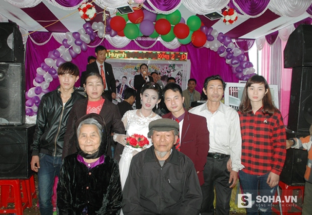 Gia đình 2 bên nội ngoại chúc phúc ngày cưới cho anh Quý và chị Giang.