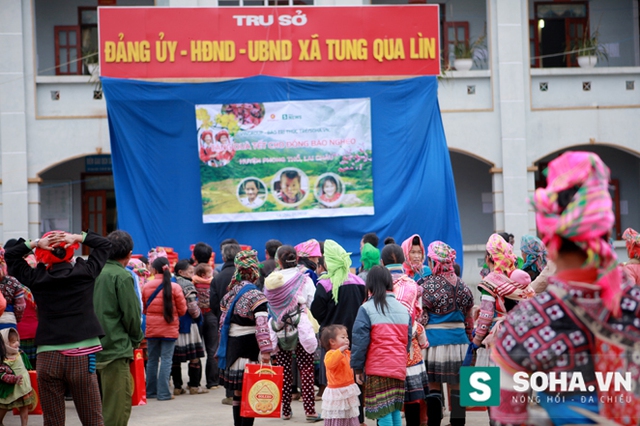 
Người dân nghèo của xã Tung Qua Lìn tập trung nhận quà tại UBND xã.
