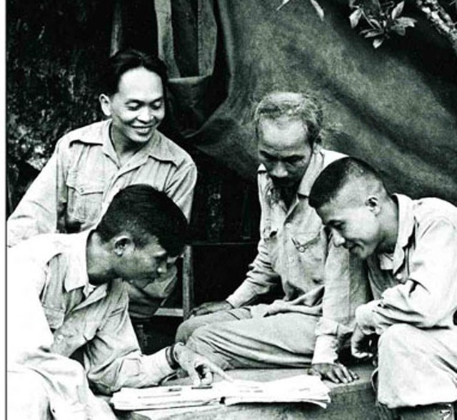 
Chủ tịch Hồ Chí Minh (thứ hai từ phải sang) cùng Đại tướng Võ Nguyên Giáp bàn thảo chiến dịch tác chiến đánh địch. Ảnh: AFP.
