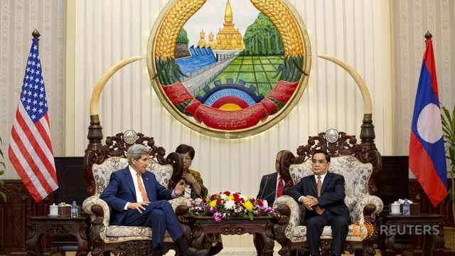 
Ông Kerry hội đàm với ông Thammavong. Ảnh: Reuters
