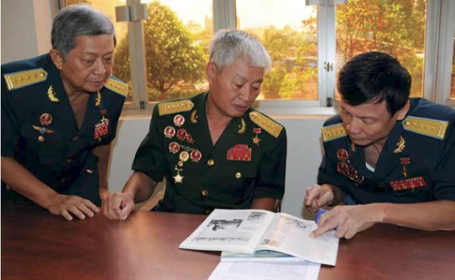 
3 phi công siêu đẳng của Không quân Việt Nam (từ trái qua): Lê Hải (MiG-17, bắn rơi 6 chiếc), Vũ Ngọc Đỉnh (MiG-21, bắn rơi 6 chiếc), Nguyễn Văn Nghĩa (MiG-21, bắn rơi 6 chiếc). Ảnh: István Toperczer.
