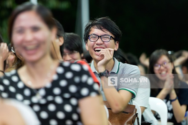 
Các câu từ, ngôn ngữ đối đáp nhau trên sân khấu đa phần do ngẫu hứng sáng tác tại chỗ, khác nhiều so với kịch bản lúc tập luyện.
