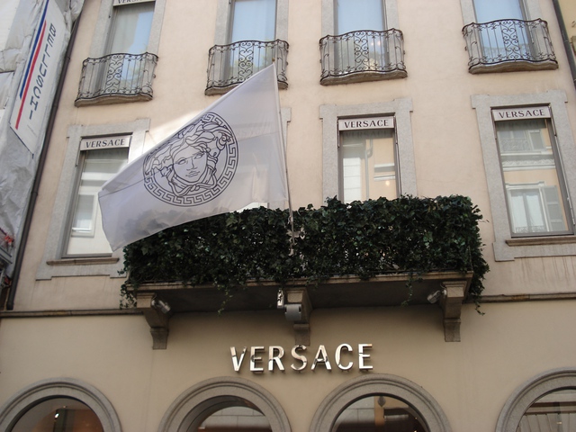 Cửa hiệu Versace đầu tiên tại Milan.