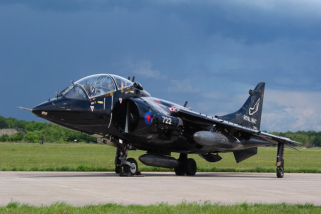 
Máy bay huấn luyện 2 chỗ ngồi Harrier T8, về hình dạng không khác gì so với Harrier T4N nhưng hệ thống điện tử hàng không được lấy từ Sea Harrier F.A.2
