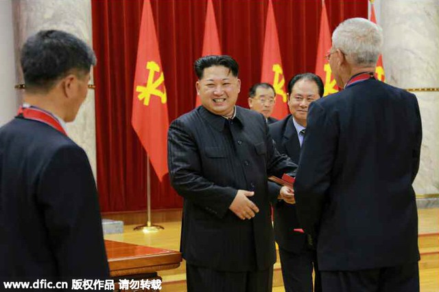 
Ông Kim Jong Un biểu dương các nhà khoa học Triều Tiên tham gia nghiên cứu và tiến hành vụ thử nghiệm bom khinh khí hôm 6/1. Ảnh: dfic.cn
