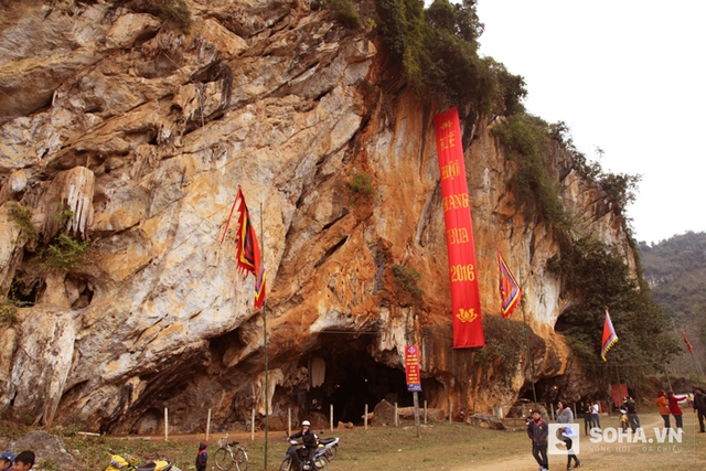 Hang Bua (tiếng thái gọi là Thẳm Bua) thuộc hệ thống dãy Trường Sơn bắc huyện Quỳ Châu, cách TP. Vinh khoảng gần 200km. Lễ hội được tổ chức trong 2 ngày, từ 21 đến 22 tháng Giêng.