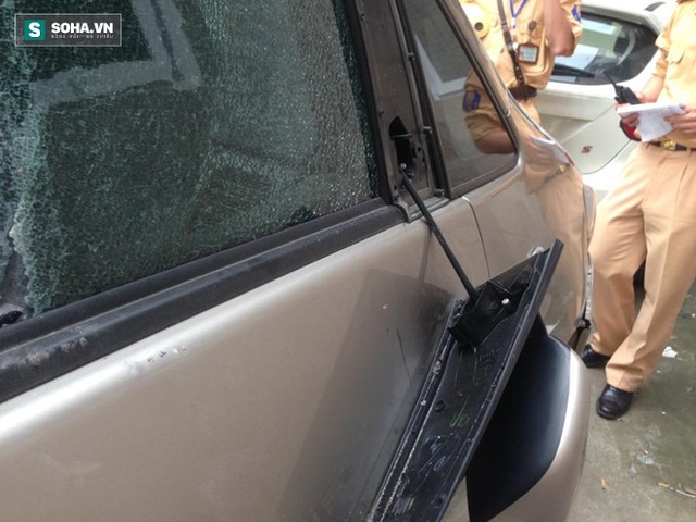 
Phần gương xe bị hư hỏng trong quá trình tài xế điều khiển chiếc xe bỏ chay.
