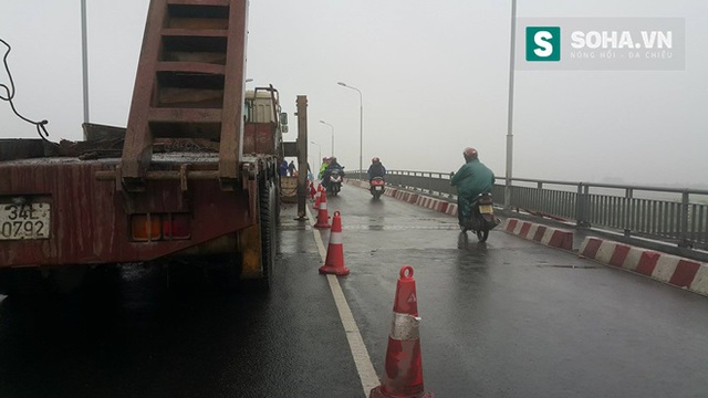 
Người đi bộ và xe máy được phép qua cầu An Thái vào chiều nay (ngày 8/3).
