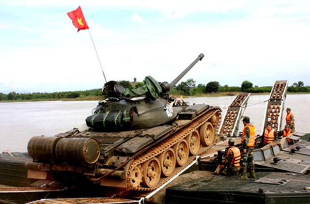
Xe tăng Việt Nam hành quân cũng thường hay mang theo thùng dầu phụ.

