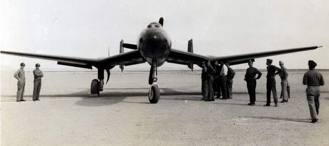 
XP-54 nhìn từ phía trước với đôi cánh kiểu mòng biển đảo ngược
