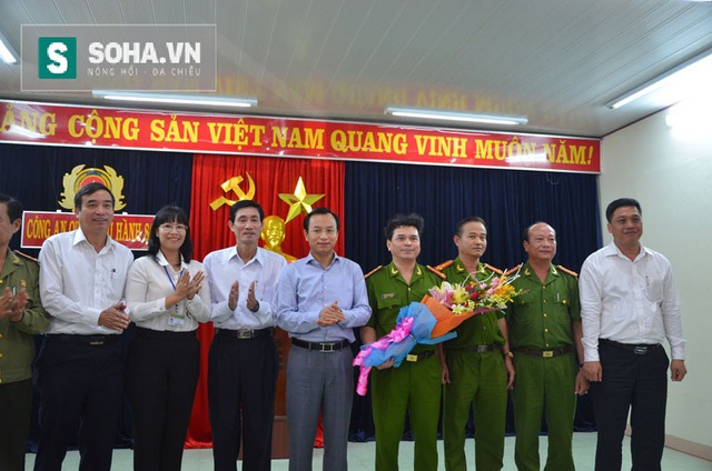 Bí thư Nguyễn Xuân Anh tặng hoa, quà cho Công an quận Ngũ Hành Sơn