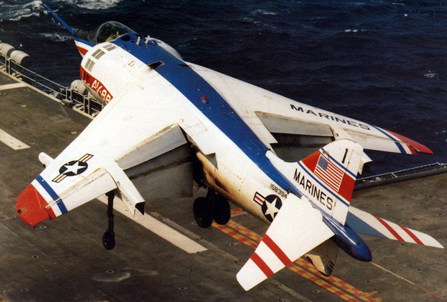 
Nguyên mẫu YAV-8B đầu tiên được cải tiến từ AV-8A (c/n-158394), có thể thấy phần thân máy bay vẫn chưa thay đổi trừ đôi cánh lớn hơn
