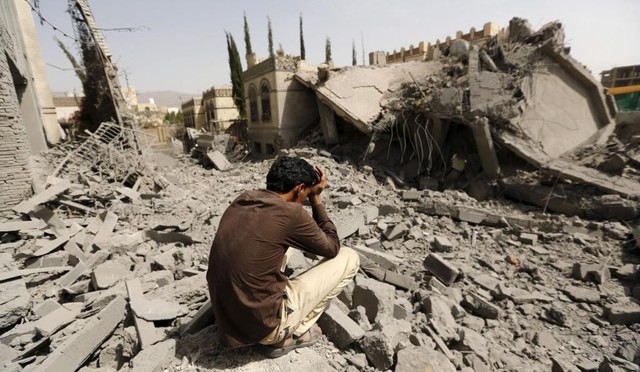 
Cảnh tượng đổ nát tại Yemen sau một cuộc tấn công của Saudi Arabia. Ảnh: Reuters
