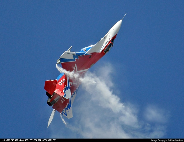 
Phi công thử nghiệm thực hành động tác Rắn hổ mang trên tiêm kích MiG-29OVT. Ảnh: Jetphotos.net.
