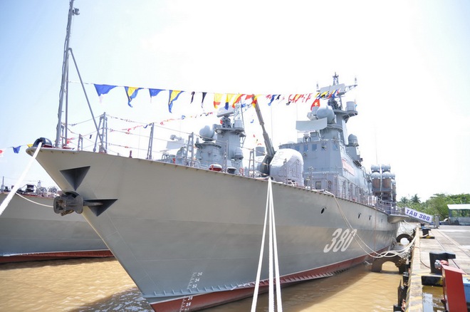 Tàu tên lửa thuộc đề án 1241.8 lớp Moniya số hiệu 380 do Việt Nam tự đóng trong nước theo giấy phép của Nga