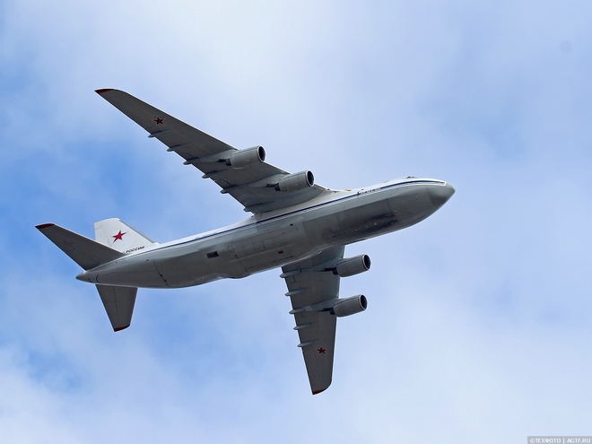 
Antonov An-124 Ruslan là loại máy bay lớn nhất từng được sản xuất hàng loạt (trước chiếc Airbus A380), và là chiếc vận tải cơ lớn thứ hai thế giới. An-124 phiên bản quân sự chở được 150 tấn hàng hoá, nó cũng có thể chở 88 người trong một khoang phía sau buồng lái.
