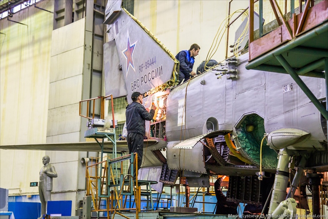 
Ông Vladimir Cuirassiers, Phó Giám đốc phụ trách kỹ thuật của nhà máy cho biết, những chiếc MiG-31 đầu tiên đến nhà máy để nâng cấp là vào năm 2007 và đến nay, nhà máy đã có một bộ quy trình hoàn chỉnh cho việc này.
