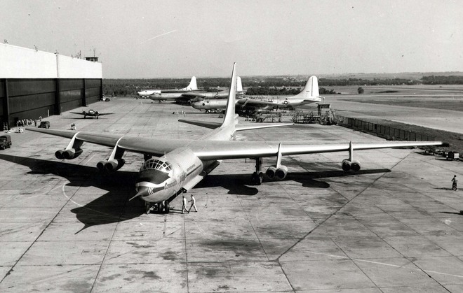 
YB-60 (trước) và B-36 (sau)
