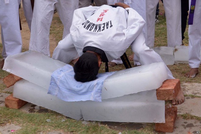 Võ sinh trình diễn kỹ năng dùng đầu đập gãy đôi hai khối băng lớn tại một sự kiện thể thao học đường ở Amritsar, Ấn Độ.