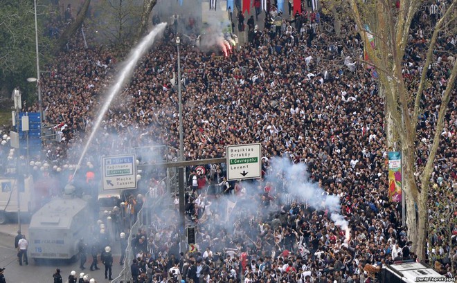 Cảnh sát chống bạo động sử dụng đạn hơi cay và vòi rồng để giải tán người biểu tình trên đường phố ở Besiktas, Thổ Nhĩ Kỳ.