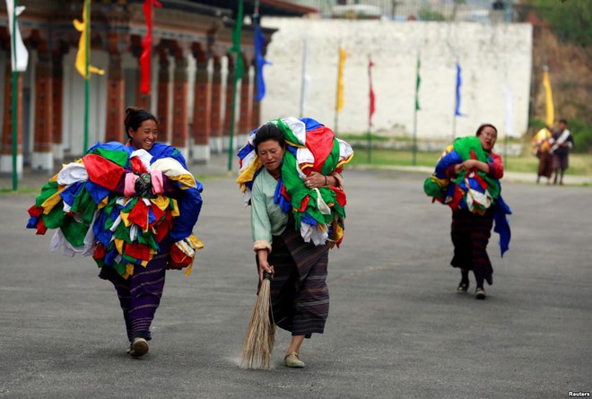 Những người phụ nữ chuẩn bị cho lễ đón vợ chồng Hoàng tử William tới thăm Thimphu, Bhutan.
