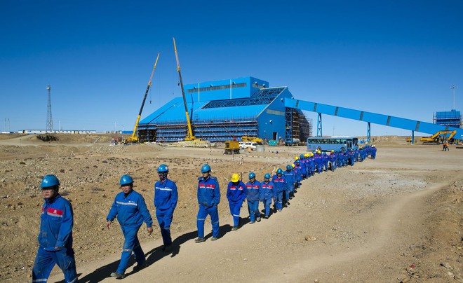 
Các công nhân Trung Quốc tại một khu mỏ ở Oyu Tolgoi, phía Nam sa mạc Gobi. Ảnh chụp ngày 11/10/2012. (Nguồn: Getty Images)
