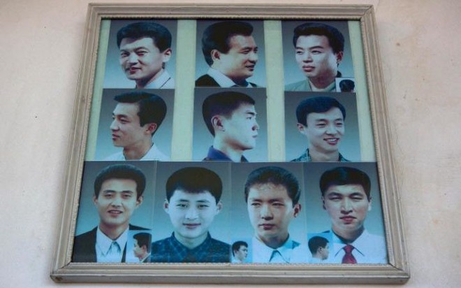 Các mẫu tóc cho phép được treo bên trong một cửa hàng cắt tóc ở Bình Nhưỡng.