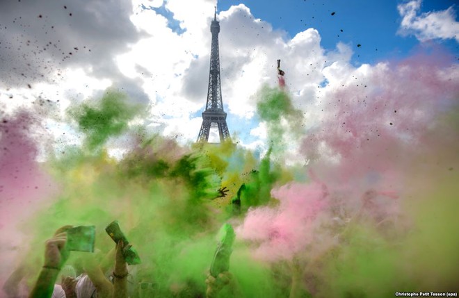 Mọi người nhảy múa tưng bừng nhảy múa tại lễ hội sắc màu Color Run được tổ chức ở thành phố Paris, Pháp.