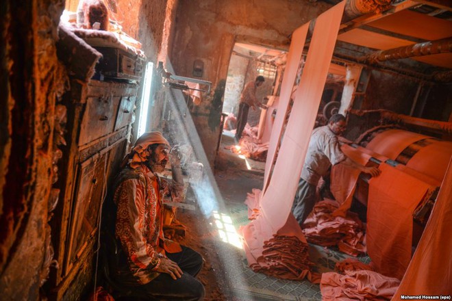 Các công nhân làm việc trong một xưởng dệt, nhuộm vải ở thành phố Cairo, Ai Cập.