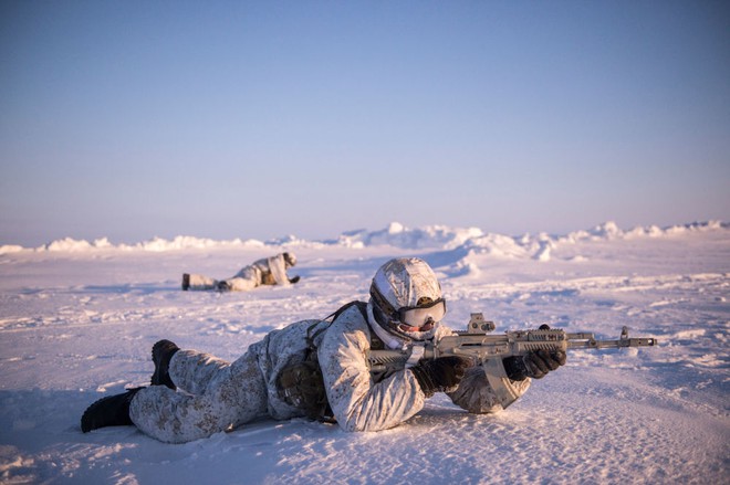 Các binh sĩ thuộc một đơn vị đặc nhiệm của quân đội Nga tham gia tập trận gần Bắc Cực.